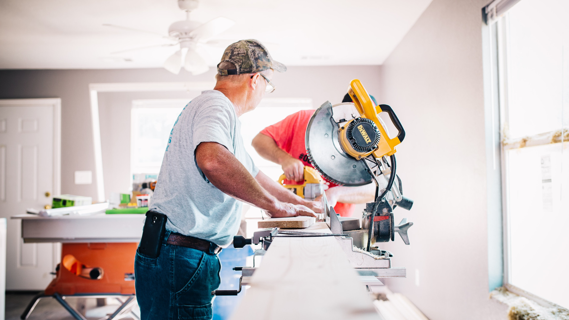 Faites confiance à un spécialiste des vis pentures pour vos travaux !