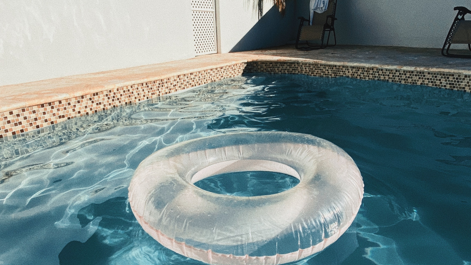 Un abri de piscine pour protéger votre bassin tout au long de l'année