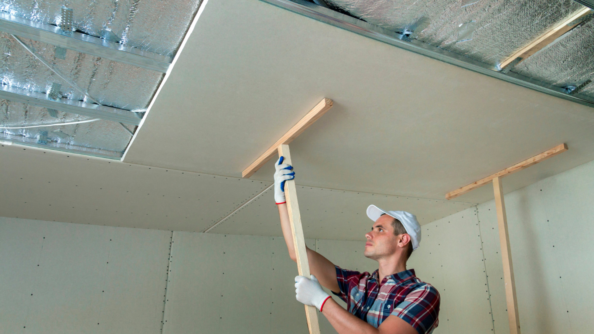 Améliorer l'isolation de votre maison grâce au plafonnage