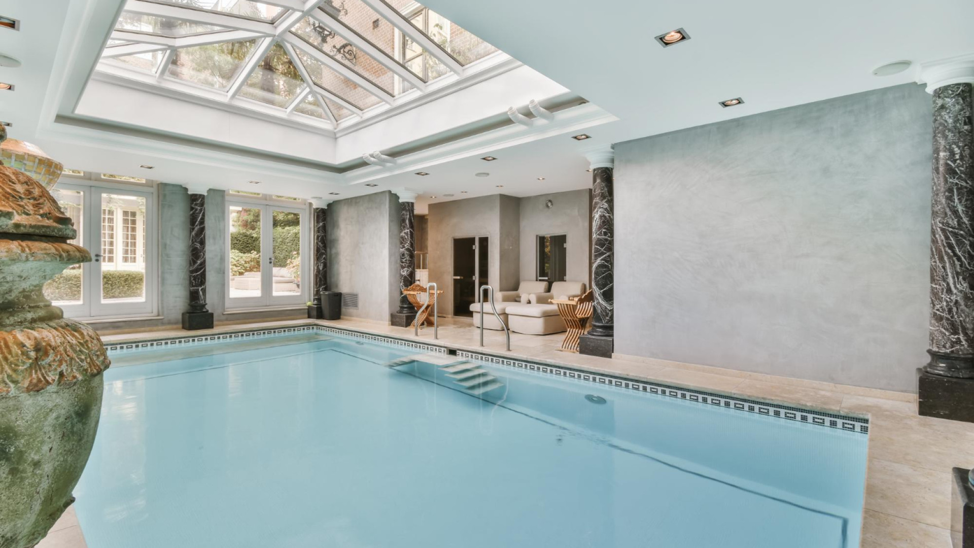 Les piscines intérieures : une solution pratique pour tous les climats