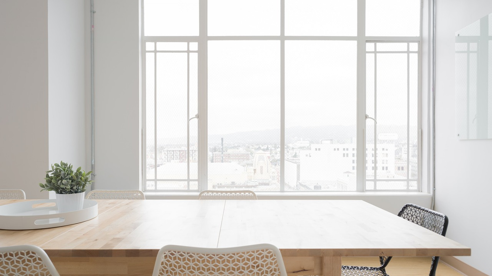 Pourquoi opter pour la pose de menuiseries par un professionnel ?