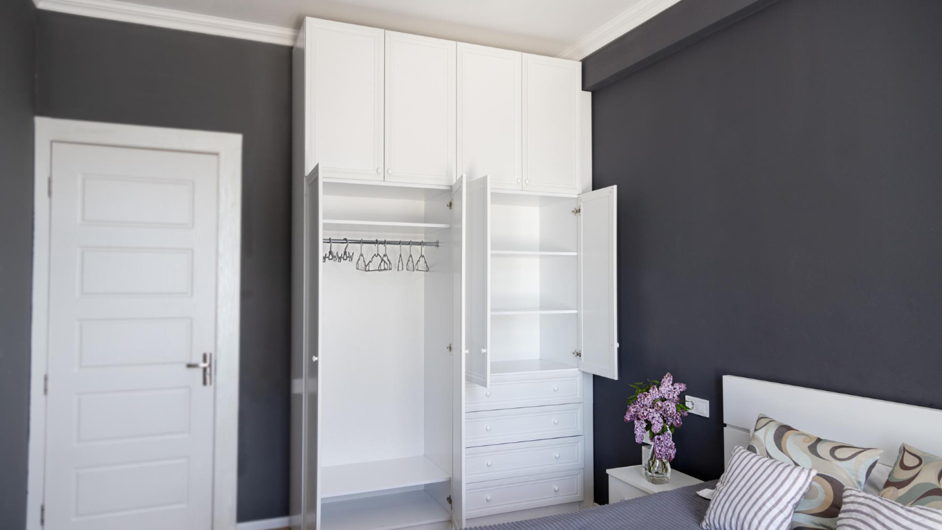 L'élégance et le rangement : comment les armoires de chambre transforment votre espace