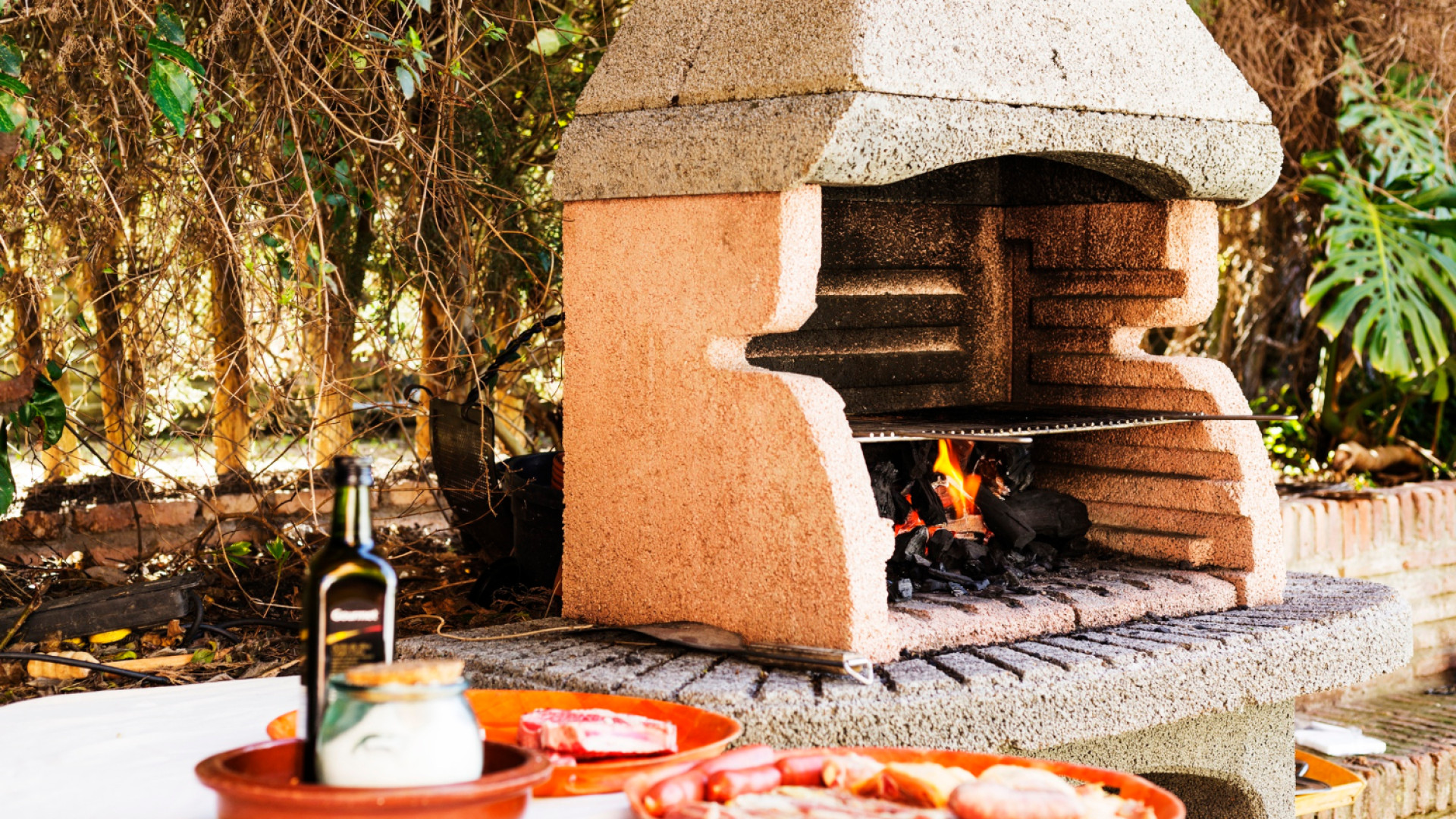 Barbecues en brique : solidité, style rustique et intégration naturelle dans le jardin
